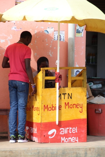 Hier kann man sich übers Handy Geld schicken. Die meisten Leute, die in Kampala arbeiten, müssen Geld an ihre Familien in der Village schicken.