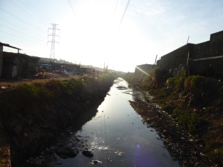 Ein Fluss durch einen Slum. So viel Müll....