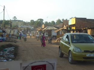 Eine Straße durch den Slum.